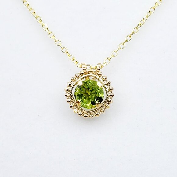 10K Yellow Gold Genuine Peridot 6x6mm (0.75ct) Pendant - Picture 1 of 7